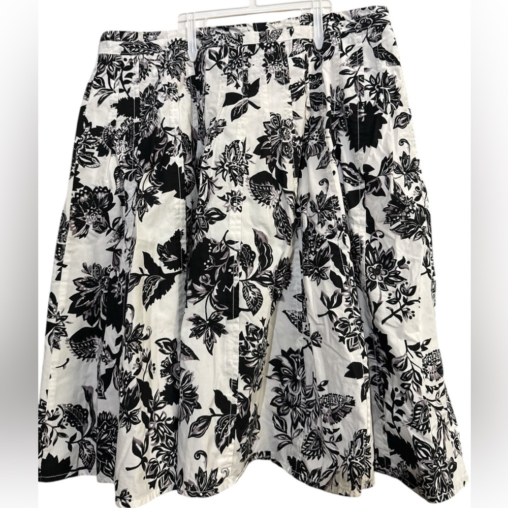 TALBOTS skirt size 10,‎ black & white floral, A-Line pleated skirt